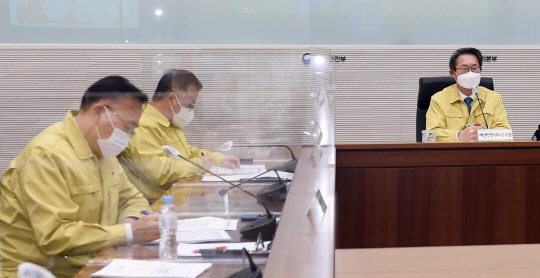 김희겸 행정안전부 재난안전관리본부장이 11일 오후 세종시 정부세종2청사 중앙재난안전상황실에서 '지자체 코로나19 예방접종센터 추진상황 긴급 영상점검회의'를 주재하고 있다. <행정안전부 제공>